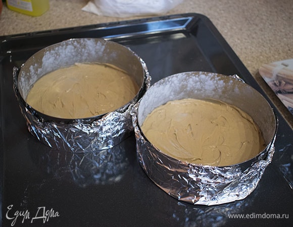 Разделить кофейное тесто между двумя кольцами. Распределить тесто по кольцам ровным слоем. Выпекать при температуре 180°С от 15 до 20 минут. Готовность проверить зубочисткой — она должна выходить сухой из коржа.