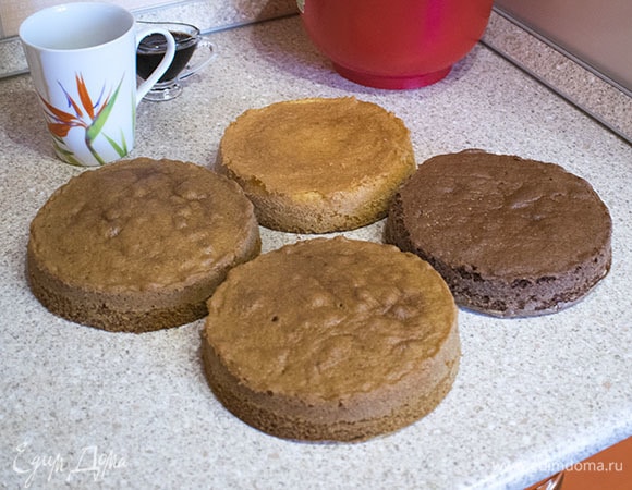 В итоге получится четыре коржа: ванильный, шоколадный и два кофейных.