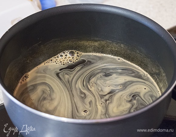 Для сиропа в кастрюле соединить кофе, сахар и воду. Поставить на огонь, довести до кипения и варить, помешивая до полного растворения сахара.