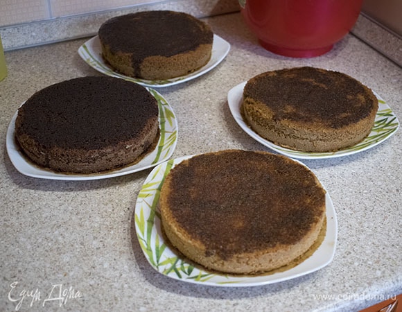 Пропитать каждый корж сиропом с двух сторон. Это делается для придания торту насыщенного вкуса кофе, а коржи и так влажные за счет сливочного масла в составе.