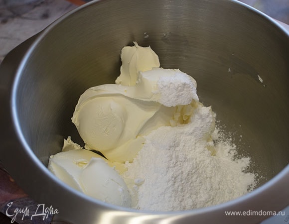 Для крема в дежу миксера поместить маскарпоне, одну столовую ложку молока и сахарную пудру.