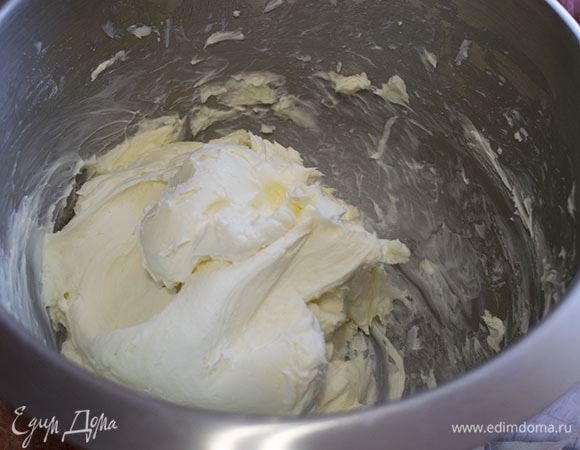 Перемешать лопаткой до однородности. При необходимости добавить еще молока, если крем очень густой.