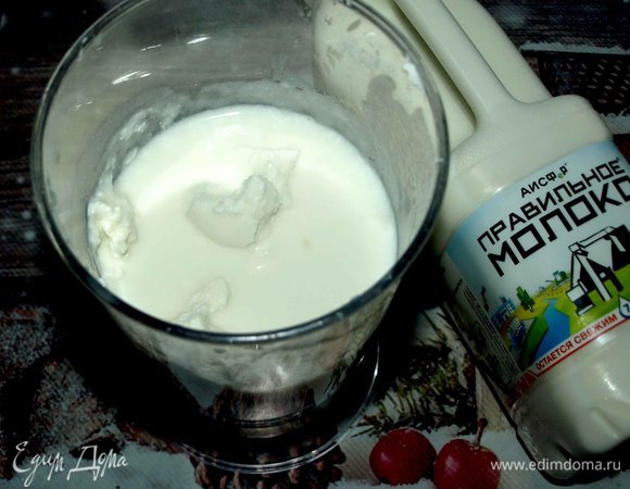 Молоко соединить с сиропом агавы и творогом. Все хорошо взбить.