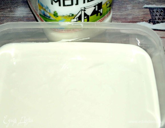 перелить смесь в контейнер и отправить в морозилку на 3 часа.