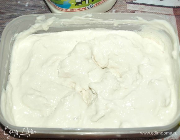 Каждый час достаем контейнер из морозилки. Перемешиваем. Готовое мороженое достаем. Подаем полив ликером, украсив сахарной присыпкой. Или подаем с любой добавкой.