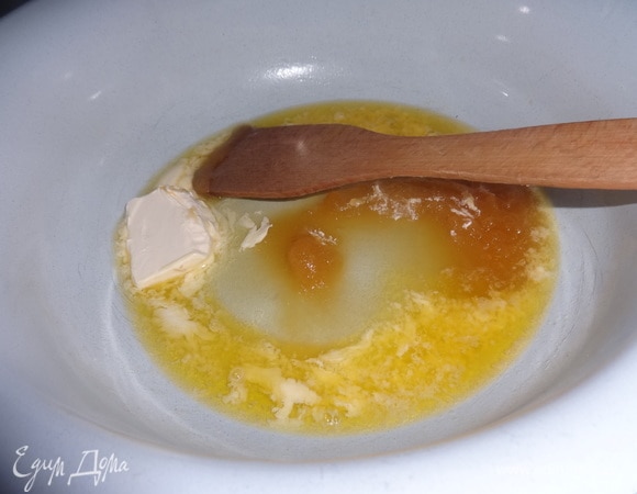 На водяной бане растопить маргарин и мед.