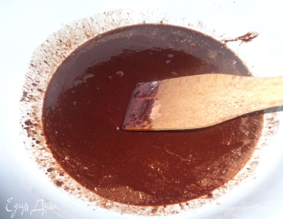 Всыпать в растопленный маргарин с медом порошок какао и тщательно перемешать лопаткой до исчезновения комочков.
