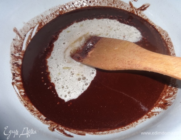 Добавить яичную смесь в масляную, продолжая нагревать на водяной бане и помешивать.