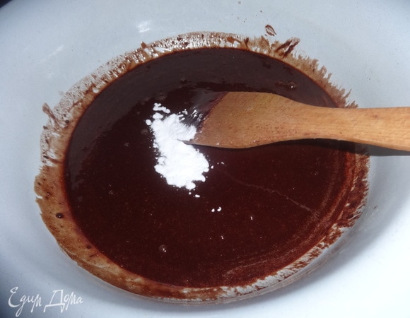 Всыпать соду, перемешать, еще немного продолжать нагревание, а потом снять смесь с огня. Начнется выделение пузырьков газа.