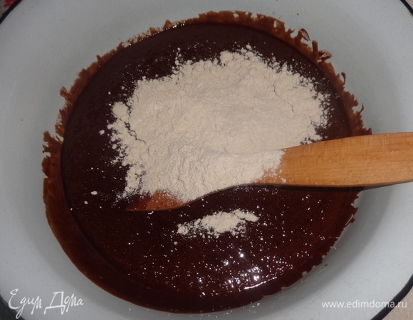 Порциями всыпать цельнозерновую муку и перемешивать.