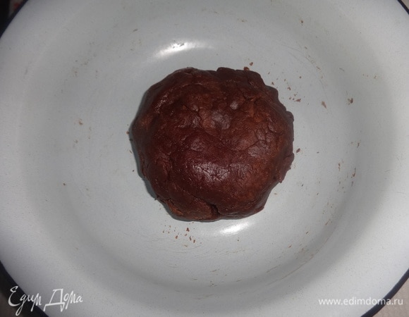 Тесто скатать в шар, накрыть пищевой пленкой и поставить в холодильник на 20 минут.