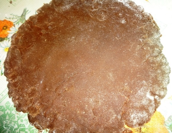 Тесто разделить на несколько частей, принимая во внимание размеры своей формы. У меня форма диаметром 23 см. Тесто я поделила на 5 частей. На подпыленном мукой столе или силиконовом коврике раскатать части теста в тонкие лепешки.