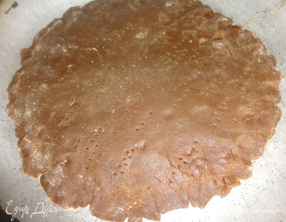 Тесто осторожно перенести в форму, наколоть вилкой в нескольких местах. Поставить форму в духовку, разогретую до 180°C  на 5–6 минут. Подобным образом раскатать и выпечь все остальные лепешки. Если любите, чтобы торт был красивой, правильной формы, то с помощью тарелки обрежьте края лепешки, пока она теплая. Я почти никогда края не обрезаю, мне нравятся их естественные изгибы.