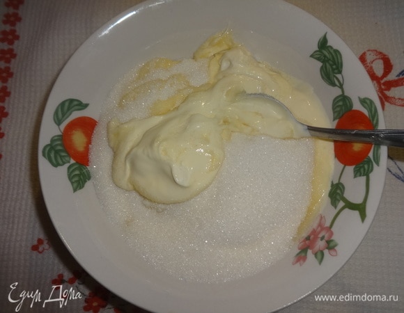Для крема сметану взбить с сахаром.