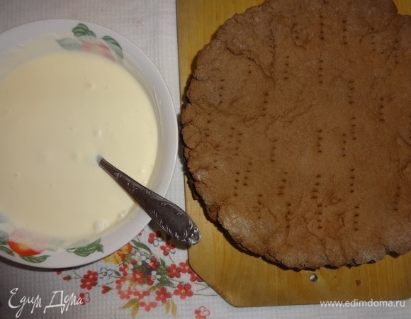 Готовым кремом смазать лепешки и уложить их друг на друга, не забывая оставить немного крема для смазывания боков торта.