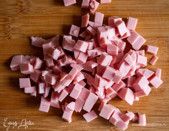 Нарезать колбаску.