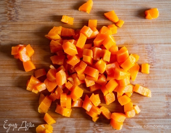 Нарезать отваренную морковь.