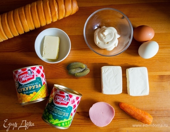 Подготовить ингредиенты для рецепта: отварить морковь и яйца.