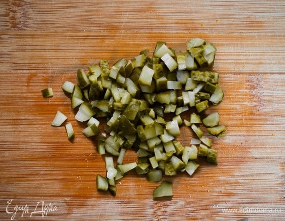 Нарезать огурчики.