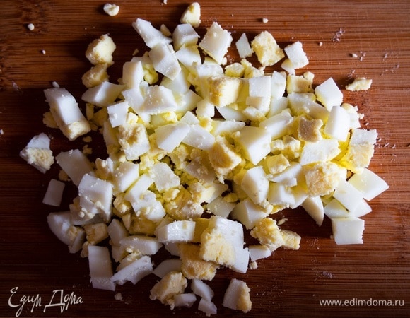 Нарезать яйцо.