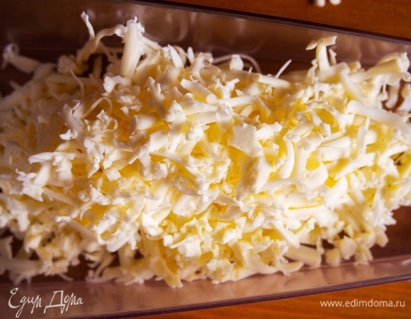 Плавленые сырки натереть на крупной терке.