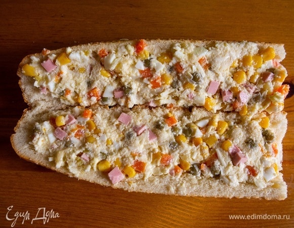 Смесь вложить и утрамбовать в половинки багета.