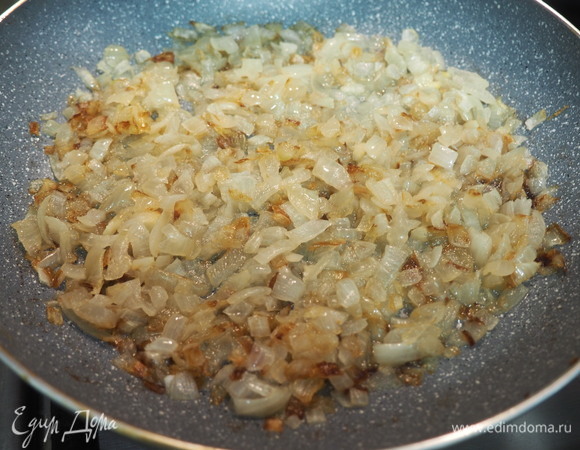 Лук мелко режем и обжариваем на разогретой сковороде с растительным маслом.