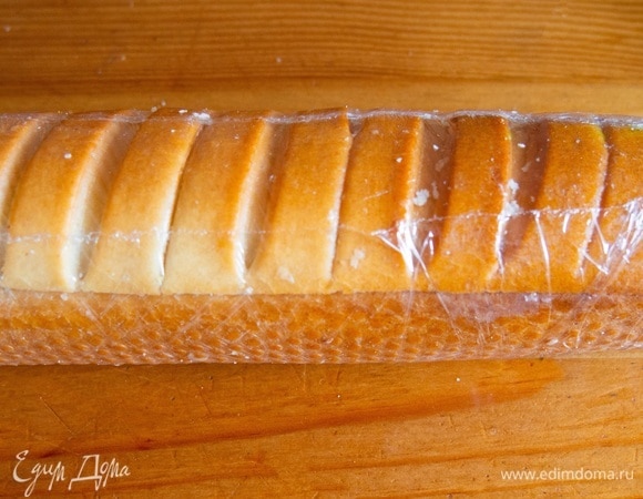 Багет плотно сжать, обернуть в пищевую пленку и убрать в холодильник минимум на 1 час.