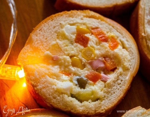 Перед подачей аккуратно порезать бутерброды острым ножом. Красиво сервировать и подать к столу.