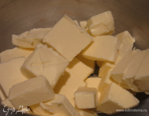 Сперва подготовим масло топленое. В рецепте указано на немецком ореховое масло, оказывается так называют и ореховое, и топленое масло. Берем масло 82–83%, нарезаем кубиками и ставим в сотейнике на огонь.