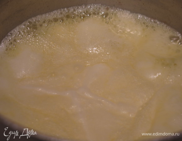 Масло кипит и пенится, снимаем пену.