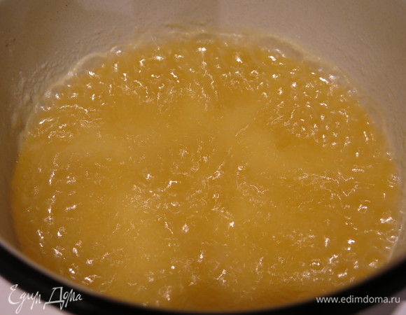 Масло становится прозрачным и темнеет. Доводим до нужной степени прожаривания.