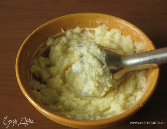 Сельдерей отвариваем, измельчаем пюре. В исходном рецепте всего 50 г пюре, я сознательно увеличила норму.