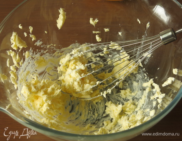 Сбиваем масло мягкое.