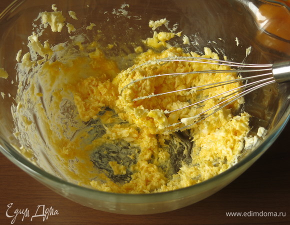 Вводи по одному желтки.