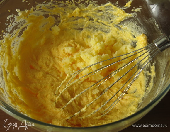 Добавляем топленое масло и сбиваем до пены.