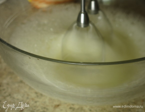 Сбиваем белки с щепоткой соли, начинаем с малых оборотов.