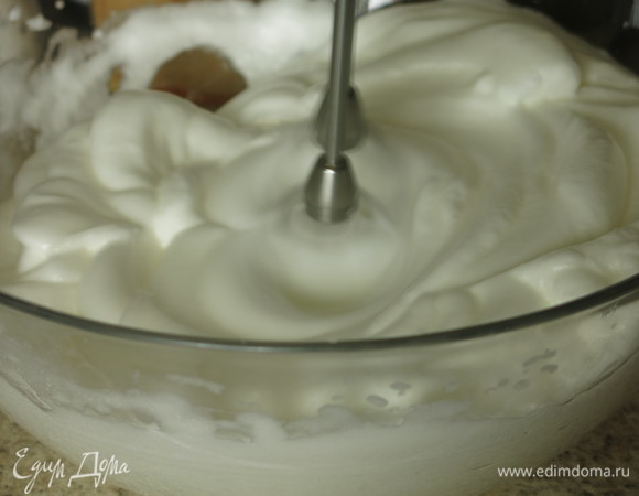 Постепенно увеличиваем обороты, сбиваем белки 7–10 минут.