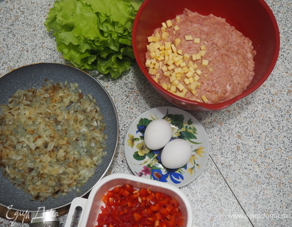 Сыр твердый, помидор и сладкий перец — режем кубиком.