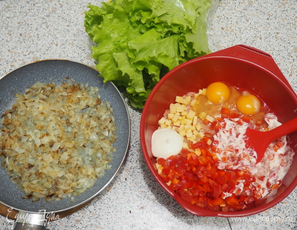 В фарш добавляем порезанные овощи, лук, сметану, смесь перцев, соль и два яйца.