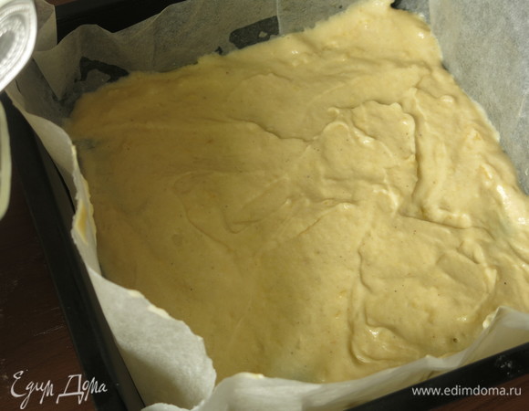 Вливаем первый слой теста 5–6 ложек, разравниваем.