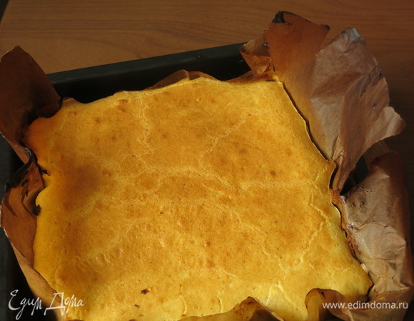Последний слой держала 6 минут для красивой корочки. Даем остыть и нарезаем ромбиками или треугольниками, или полосками, перед подачей разогреваем на пару.