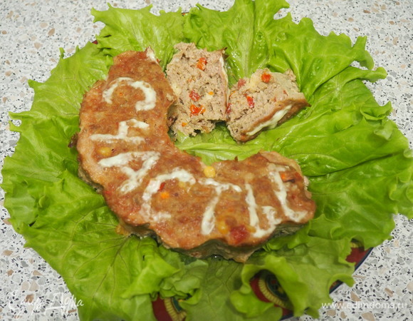 Блюдо выходит очень сочным, нежным, ароматным, вкусным! Понравится и детям, и взрослым. Можно по желанию менять наполнение. Добавлять, например, грибы и другую зелень. Так же можно внутри запечь, сваренные заранее яйца — куриные или перепелиные. Ну и конечно можно выбрать другую форму и украсить на свой вкус. Приятного аппетита всем!