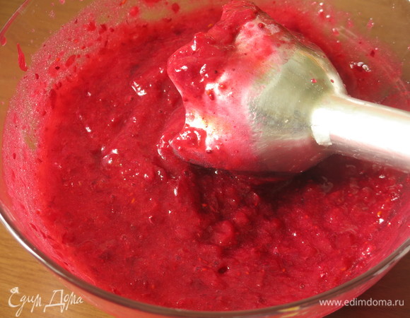 Готовим клюквенное желе. тот процесс запустила, пока пирог жарился, клюкву перебиваем блендером и процеживаем.