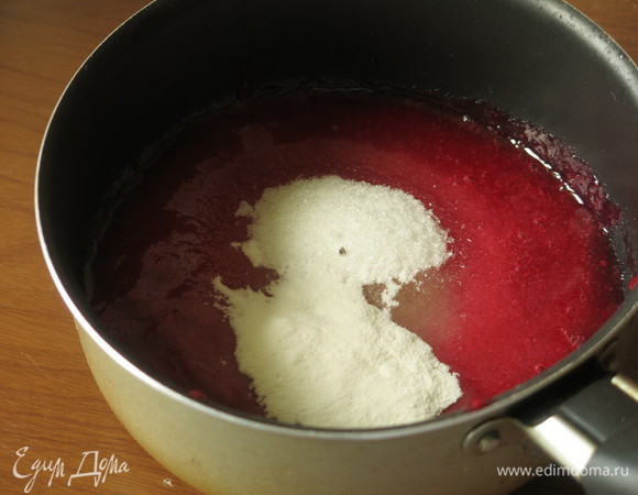 Соединяем клюкву, сахар, агар-агар. Добавляем уксус малиновый.