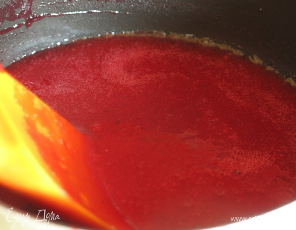 Ставим на небольшой огонь даем закипеть. Чуть увариваем, помешивая.