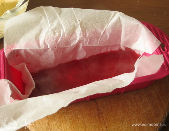 Выливаем в форму с пленкой и даем застыть (я пленку заменила на пергамент). Перед подачей нарезаем кубиками или пластинками.