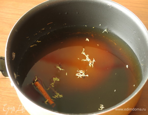 Соединяем тимьян, соль, рислинг, темный бальзамический уксус густой, воду, сахар, гвоздику и корицу.