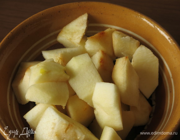 Нарезаем груши и яблоки, можно только груши.