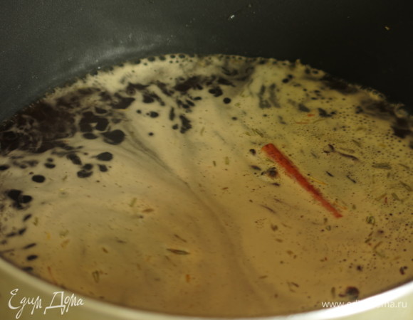 Даем маринаду закипеть.